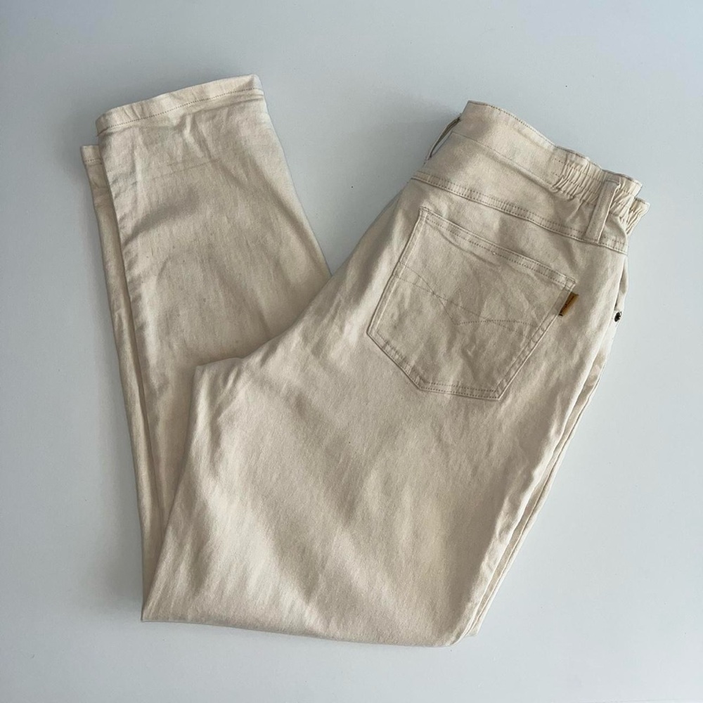Vintage women’s high waisted Straight Leg jeans in cream. Stretchy and comfy